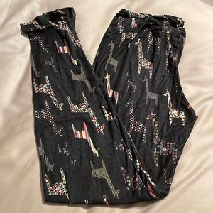 Black leggings with giraffes design